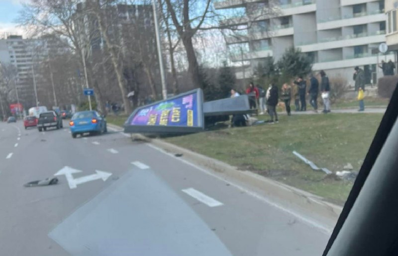 Пътен инцидент е станал днес във Варна. Лек автомобил е