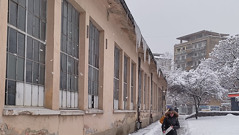 Ледена опасност дебне пешеходците в Габрово.Ледени висулки застрашават пешеходците в