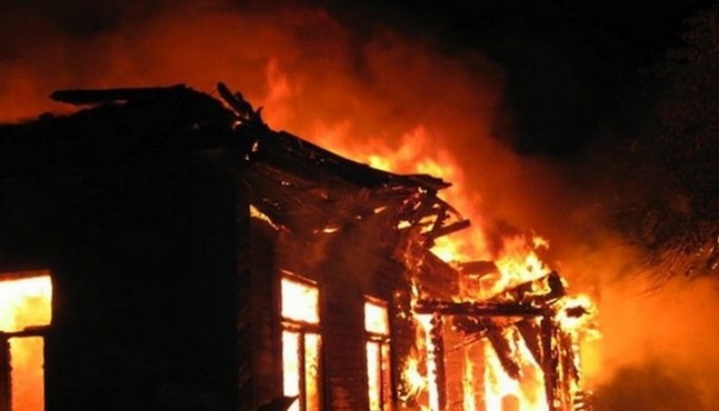 Мъж загина при пожар в къщата си