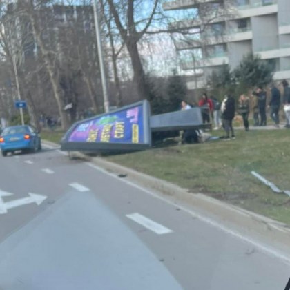 Пътен инцидент е станал днес във Варна Лек автомобил е