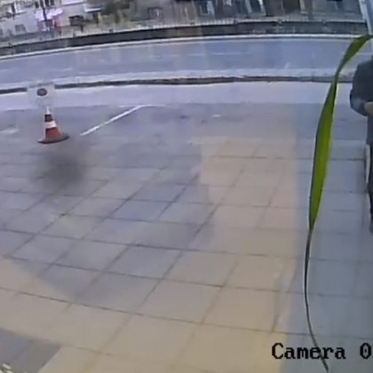Пловдивчанин си изпусна чантичката, друг се наведе и си тръгна с нея ВИДЕО