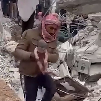 В сирийския Алепо под развалините се роди дете  Бебето се появило по