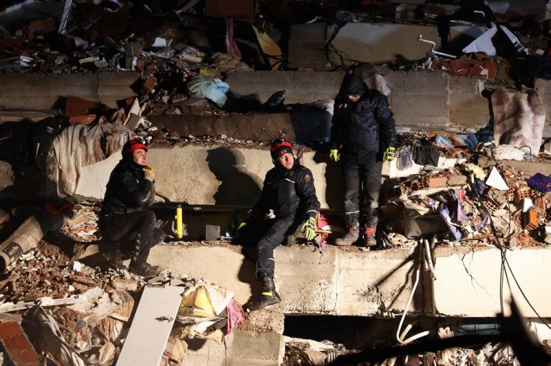 Броят на жертвите след опустошителното земетресение в Турция достигна 2900