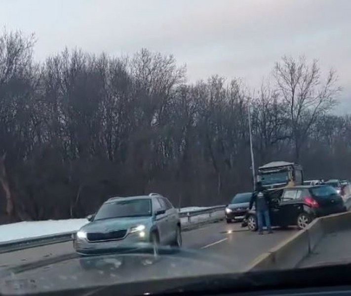 Кола отнесе бетонен разделител, движението е затруднено СНИМКА