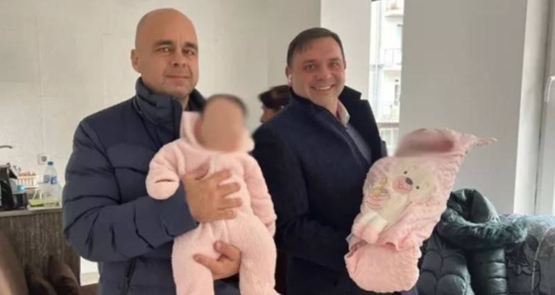 Връчиха шест акта за разменените бебета