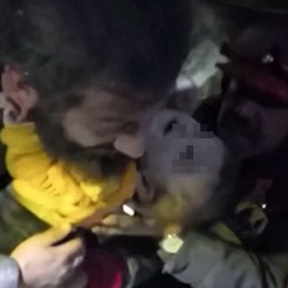 Турски спасители откриха живо бебе под развалините в турската провинция
