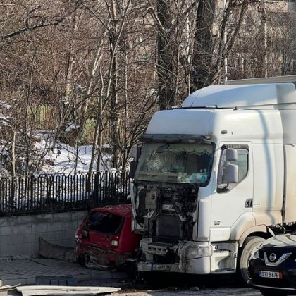 Задържаха тираджията, помел колона коли в Търново