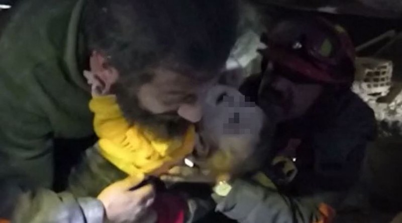 Откриха живо бебе под рухнала сграда в Турция