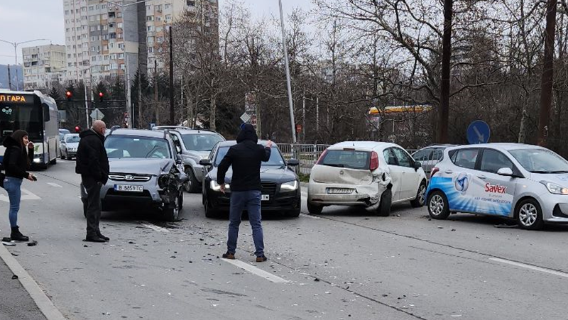 Катастрофа е станала днес след 14:00 часа във Варна.Няколко автомобила