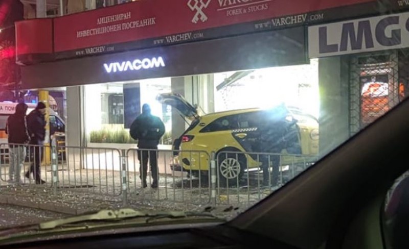 Тежък инцидент! Такси се вряза в магазин в София СНИМКА