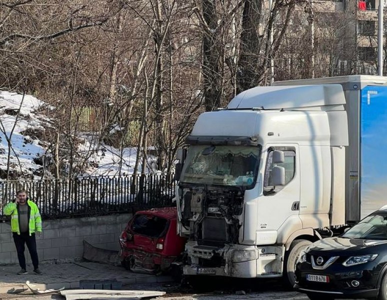 Задържаха тираджията, помел колона коли в Търново