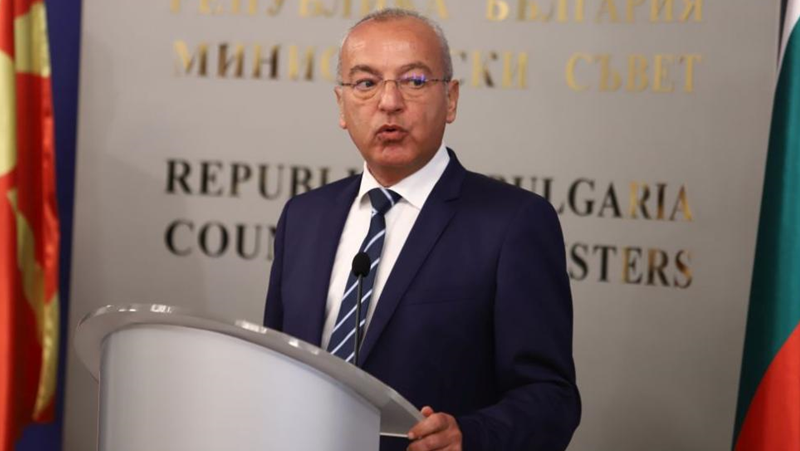 Гълъб Донев назначи нови трима заместник-министри