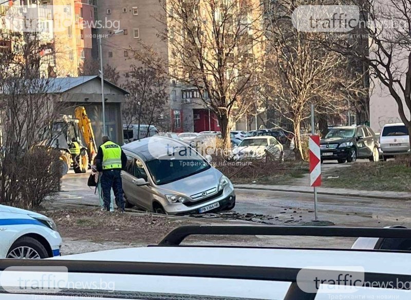 Кола пропадна в дупка на пътя след ремонт на ВиК