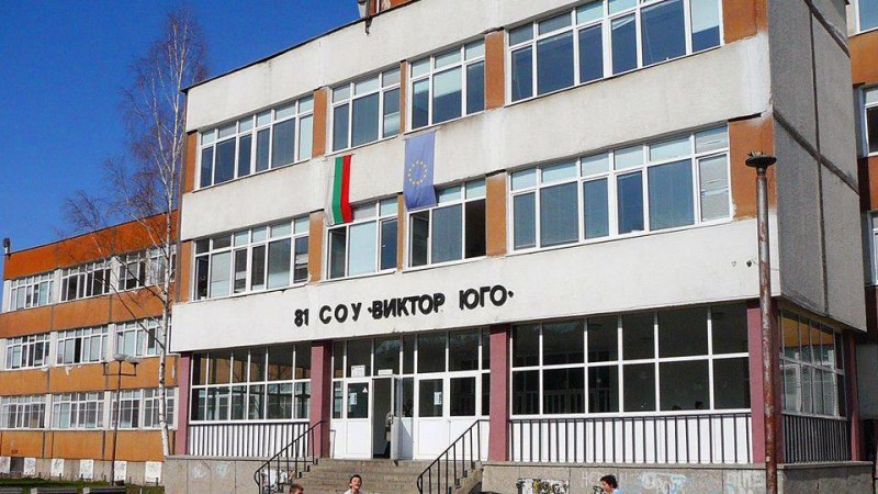 Сигнали за взривни устройства в две училища в София проверяват