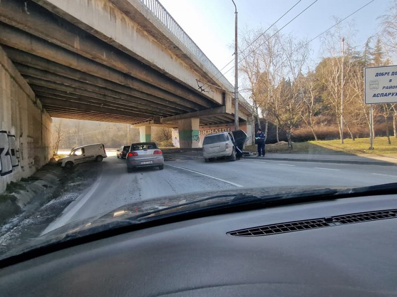 Две коли се блъснаха под мост във Варна СНИМКА