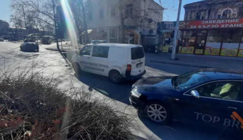 Кола блъсна бус на 