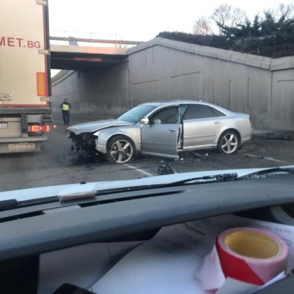 Тежък пътен инцидент в София Лек автомобил Ауди е катастрофирал