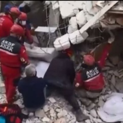 Отломки от сграда падат върху турски спасители които се опитват