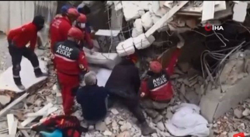 Отломки от сграда падат върху турски спасители, които се опитват