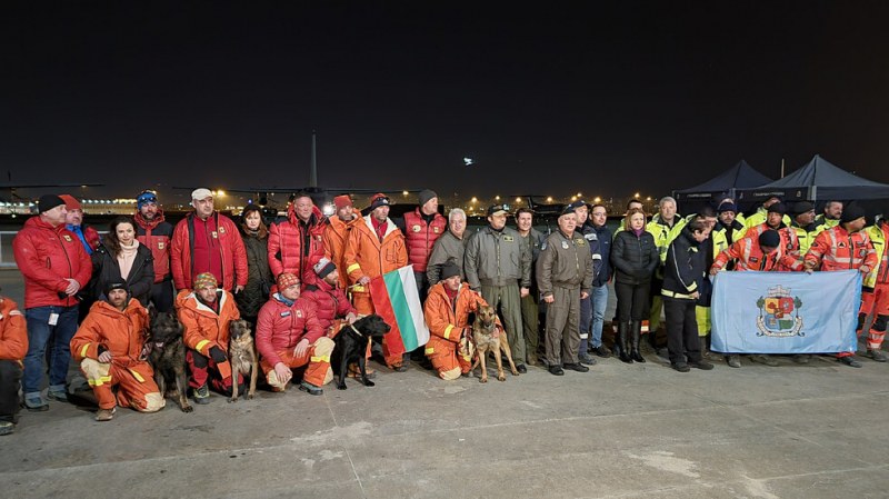 С аплодисменти посрещаха първите български спасителни екипи, помагали в Турция