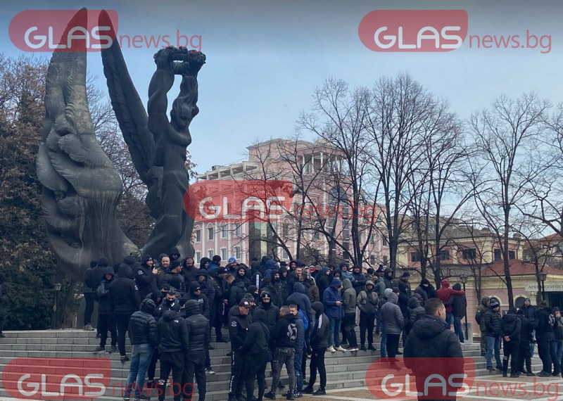Стотици фенове протестират срещу политиката на РС Македония към българите СНИМКИ