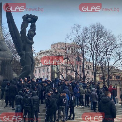 Стотици футболни фенове се събират на протест пред паметника на