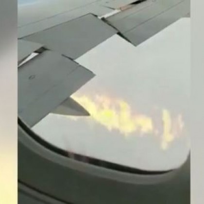Самолет кацна аварийно след като крилото му се запали по време