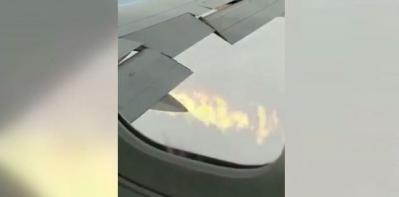Самолет избухна в пламъци по време на полет ВИДЕО