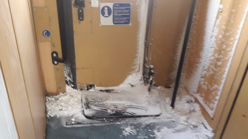 Сняг заваля и във влака София-Горна Оряховица.Тихо се сипе снегът