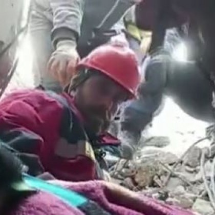 Спасители в Турция успяха да извадят жена изпод руините на