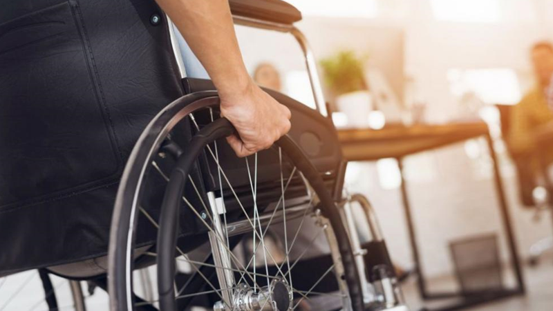 Перничанка разплака мрежата: Помогнете на тази баба, бутаща инвалидна количка