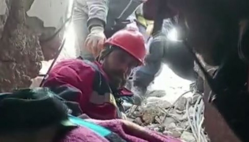 Спасители в Турция успяха да извадят жена изпод руините на