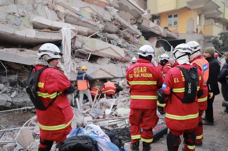 Чудо: Спасиха жена 204 часа под развалините в Турция
