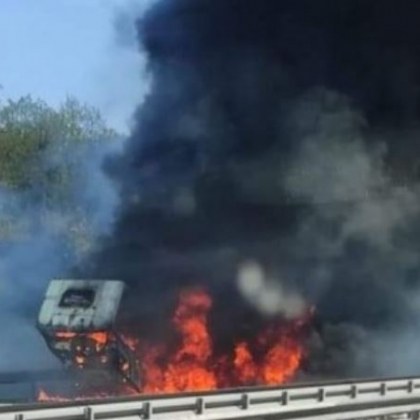 Тежкотоварен камион гори на автомагистрала Тракия  Камионът се е запалил близо