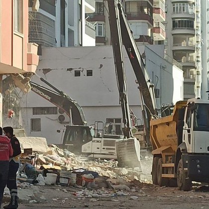 В град Кахраманмараш Турция един от спасителите работили върху развалините