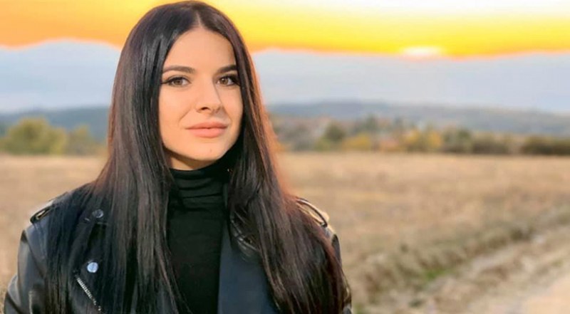 Певицата Лилия Семкова катастрофира, колата ѝ се превъртяла три пъти  СНИМКИ
