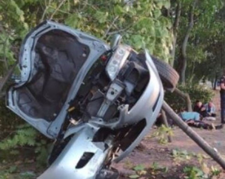 Водач се вряза в дърво, загина намясто