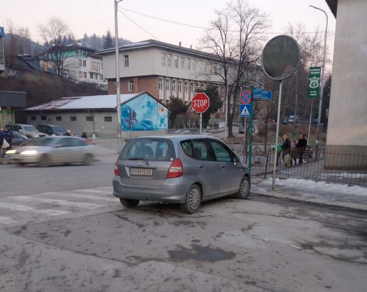 Шофьор намери удобно място, но ако минава дете? СНИМКИ