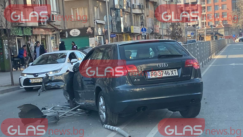 Пътнотранспортно произшествие е станало този следобед в Пловдив.Лек автомобил Ауди