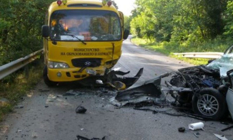 Кола се заби в училищен автобус, жена загина