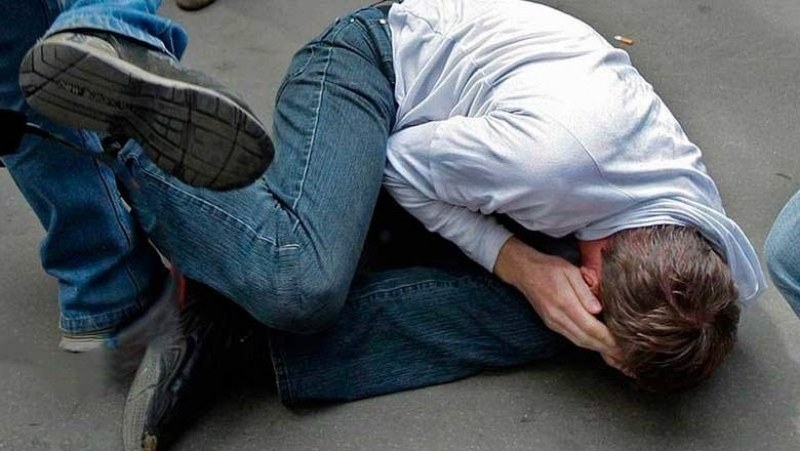 Двама маскирани мъже пребиха осмокласник пред училище, съобщиха от ОДМВР-София.