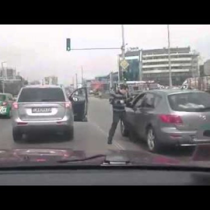 Бой между шофьори на пътя завърши с намушкване!