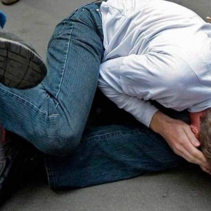 Маскирани мъже пребиха осмокласник пред училище