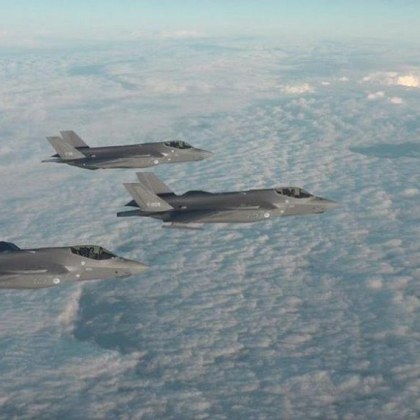 Два нидерландски изтребителя F 35 са прехванали три руски военни самолета