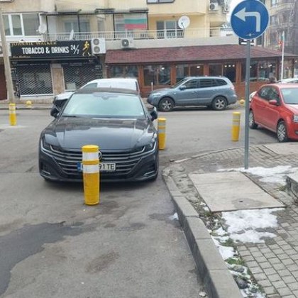 Лъскав Фолксваген който е паркирал неправилно в столичния квартал Манастирски