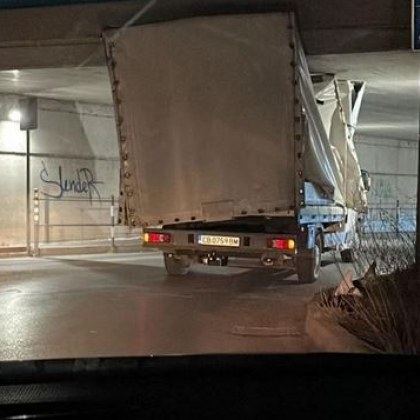 Камион се е блъснал в бетонния таван на тунел съобщават
