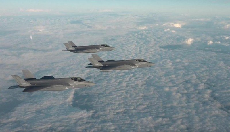 Нидерландски изтребители прехванаха руски военни самолети до Поша
