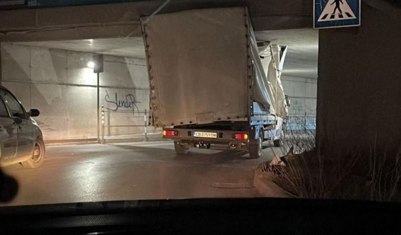 Шофьор на камион заседна в тунел СНИМКА