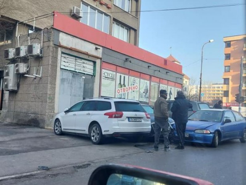 Кола блъсна три паркирани коли в София СНИМКИ+ВИДЕО