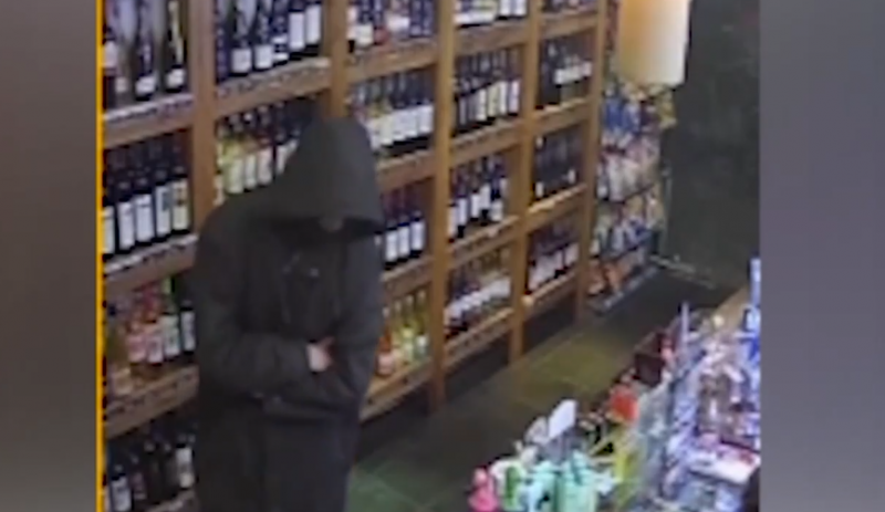 Крадец заплаши продавачката с пистолет и обра магазин ВИДЕО